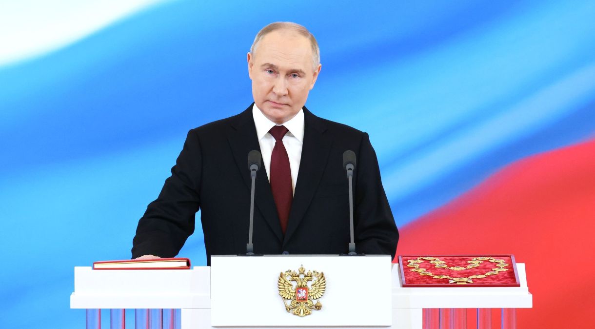 Vladimir Putin faz juramento ao tomar posse como presidente da Rússia em Moscou, em 7 de maio de 2024.