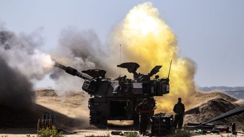 Tropas de artilharia israelenses estacionadas na fronteira de Rafah lançam ataque ao sul da Faixa de Gaza