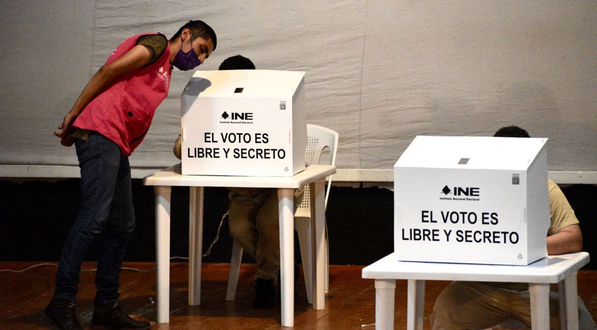 Pessoas em prisão preventiva votaram em uma seção de votação no local criado para votação antecipada como parte do Processo Eleitoral Simultâneo 2023-2024 no Reclusorio Norte em 6 de maio de 2024 na Cidade do México, México.