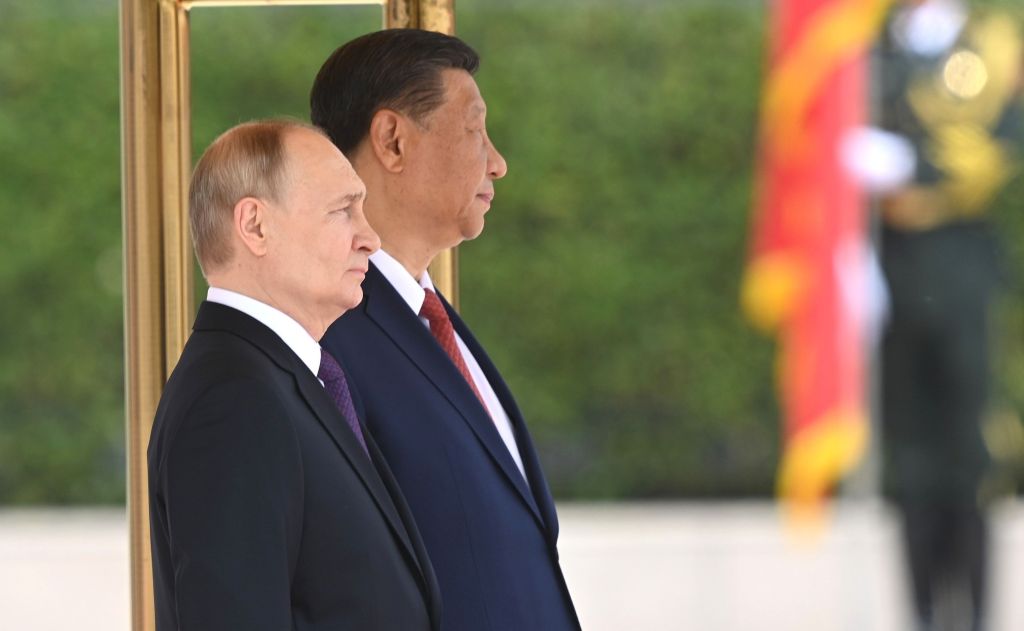 Presidente russo Vladimir Putin é recebido por Xi Jinping com uma guarda cerimonial e tapete vermelho em Pequim, China.