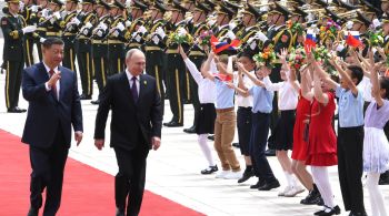 Presidente da Rússia – cuja delegação inclui altos funcionários da defesa e segurança – foi recebido por Xi no Grande Salão do Povo de Pequim com todo o esplendor militar