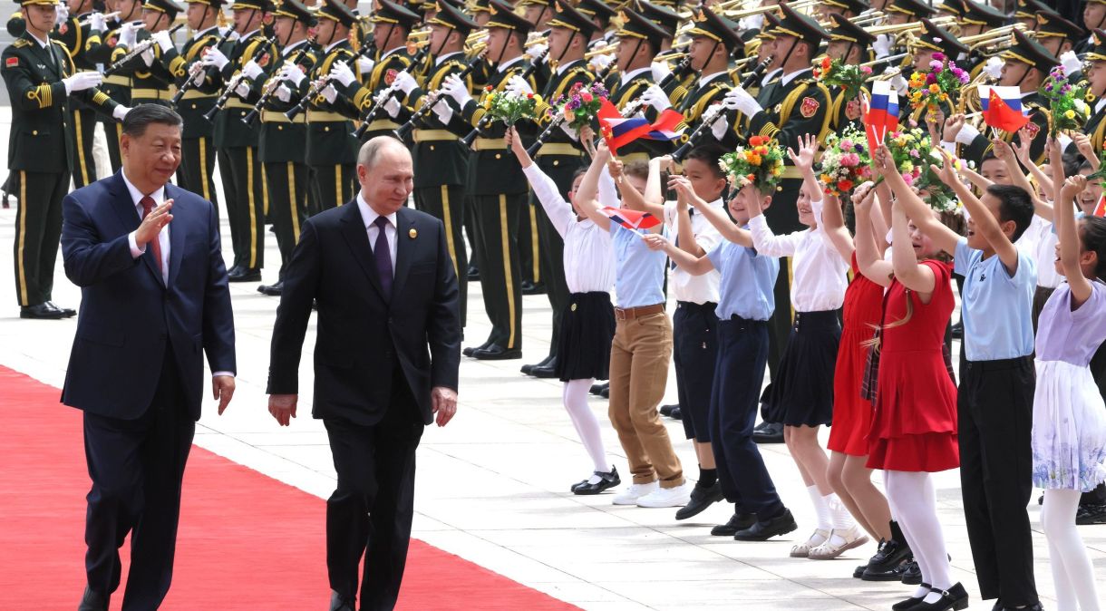 Presidente russo Vladimir Putin é recebido por uma guarda cerimonial e com tapete vermelho em Pequim, China.