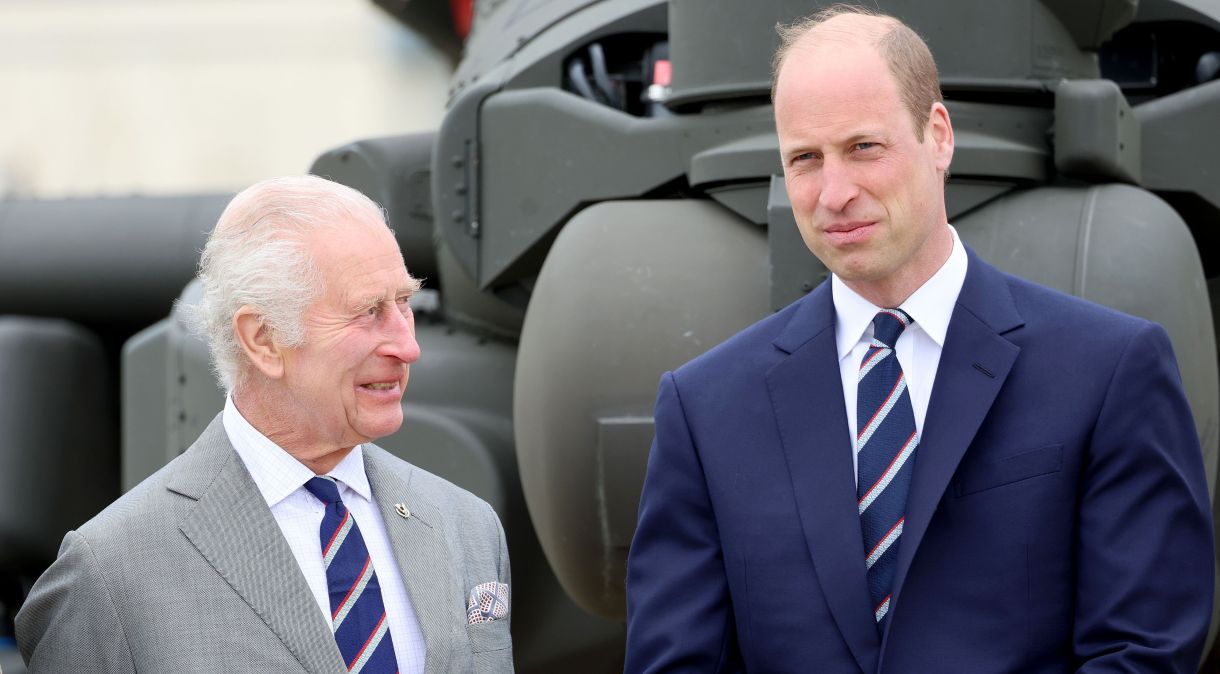 O rei Charles III e o príncipe William durante a cerimônia oficial em que William recebe o posto de coronel-chefe da Força Aérea, em 13 de maio de 2024, em Stockbridge, Hampshire