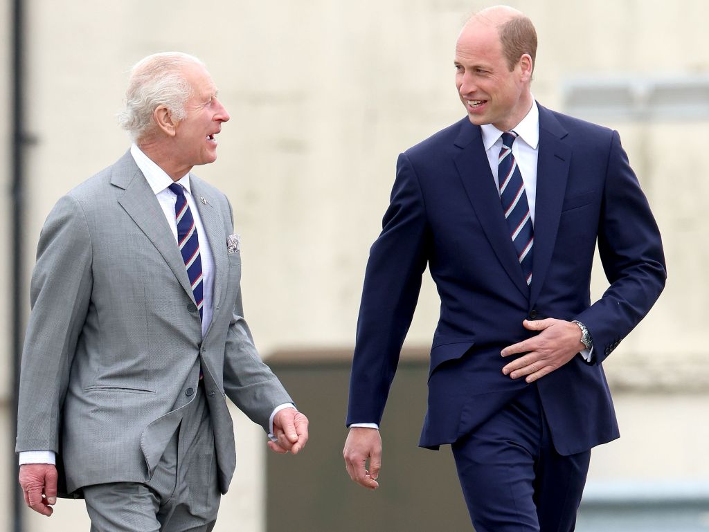 O rei Charles III e o príncipe William dão risadas durante a cerimônia oficial em que William recebe o posto de coronel-chefe da Força Aérea, em 13 de maio de 2024, em Stockbridge, Hampshire