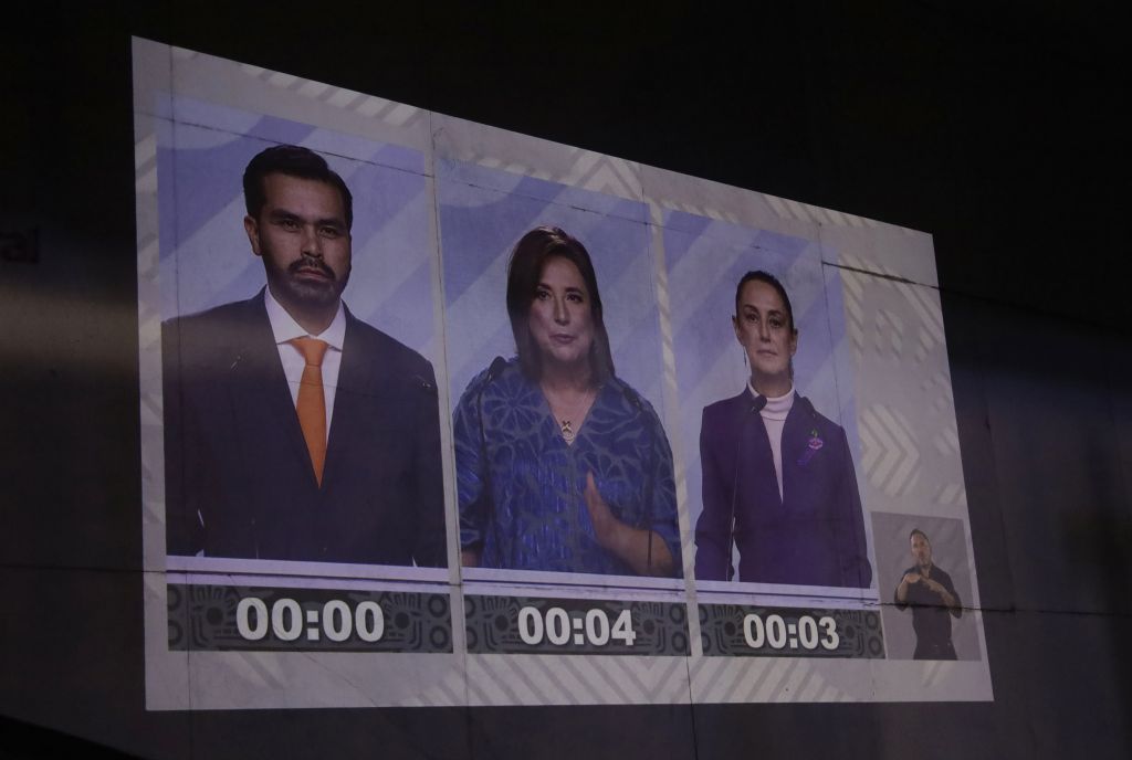 Uma visão do debate presidencial projetada em uma parede do Centro Cultural Tlatelolco, na Cidade do México, México, no dia 2 de junho deste ano, como parte do terceiro e último debate presidencial no México