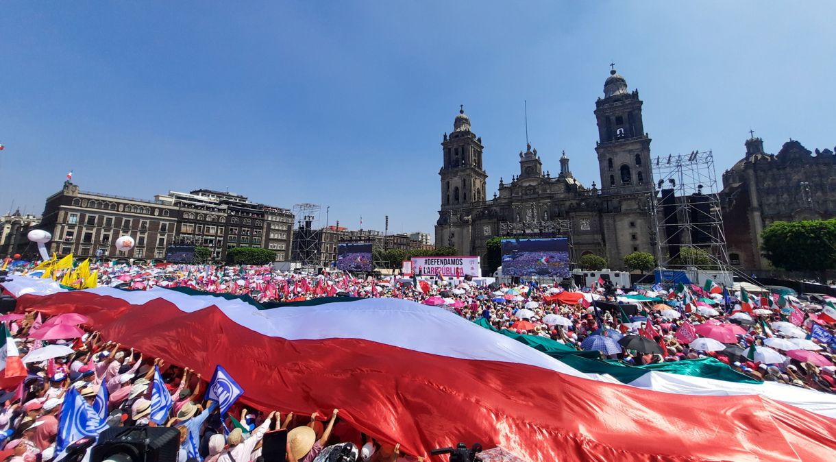 Centenas de pessoas exibem uma bandeira com as cores do México durante uma marcha 'Marea Rosa' no Zócalo em 19 de maio de 2024 na Cidade do México, México.