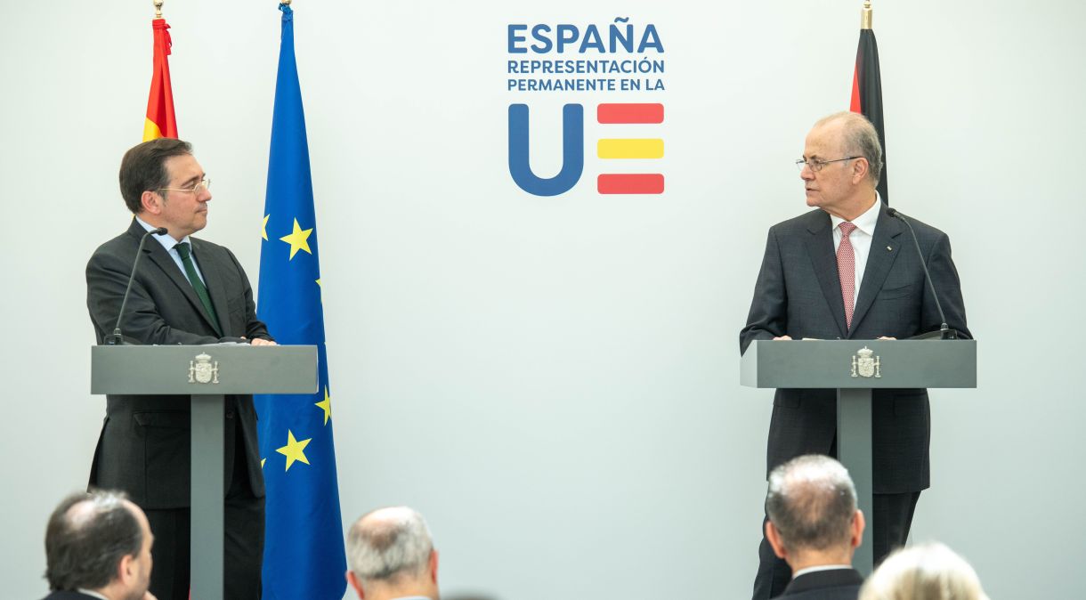 O Ministro dos Negócios Estrangeiros, União Europeia e Cooperação, José Manuel Albares (à esquerda), e o Primeiro-Ministro Palestino e Chefe dos Negócios Estrangeiros, Mohamed Mustafa (à direita), realizam uma conferência de imprensa após reunião na sede da Representação Permanente de Espanha junto da UE, em 26 de maio de 2024, em Bruxelas