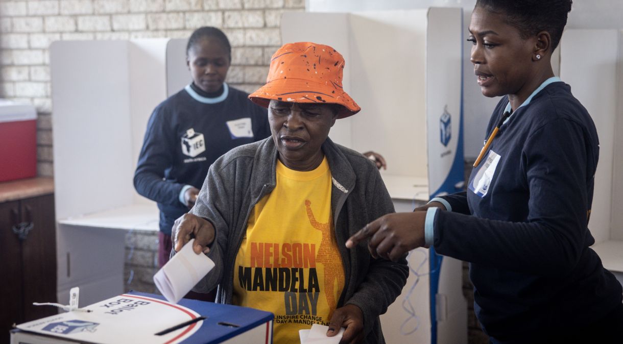 Mulher vota em seção eleitoral de Soweto, em Joanesburgo, nas eleições mais acirradas da África do Sul desde o fim do Apartheid.