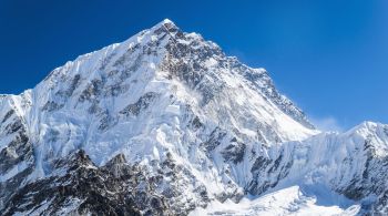 Cerca de 300 pessoas receberam permissão do governo do Nepal para subir a montanha este ano