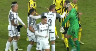 Goleiro do Peñarol provoca Atlético-MG ao mostrar títulos da Libertadores