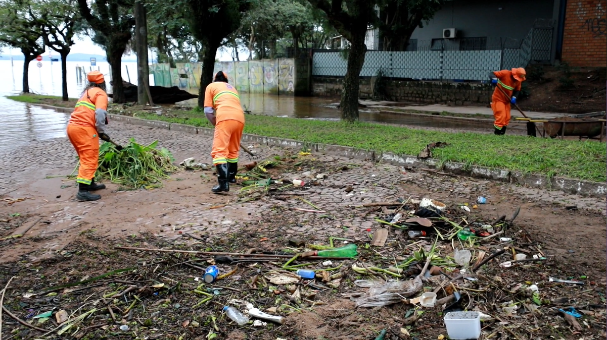 Limpenza no bairro Ipanema em Porto Alegre (RS), após as enchentes.