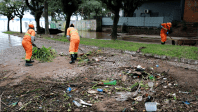 Com recuo da água, 545 toneladas de resíduos são retirados das ruas de Porto Alegre