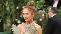 Carruagem e vestidões: Jennifer Lopez faz festa inspirada em "Bridgerton"