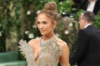 Met Gala 2024: Jennifer Lopez aposta em vestido com 2 milhões de cristais