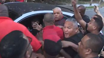 Torcedores Rubro-Negros protestaram em frente ao Ninho do Urubu na manhã desta sexta-feira (10)