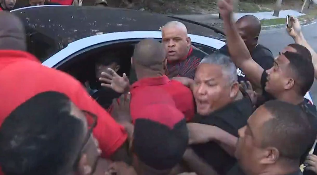 Jogadores do Flamengo são alvos de protesto antes de treinamento no Ninho do Urubu