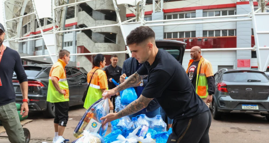 Jogadores do Internacional ajudam com arrecadação de donativos