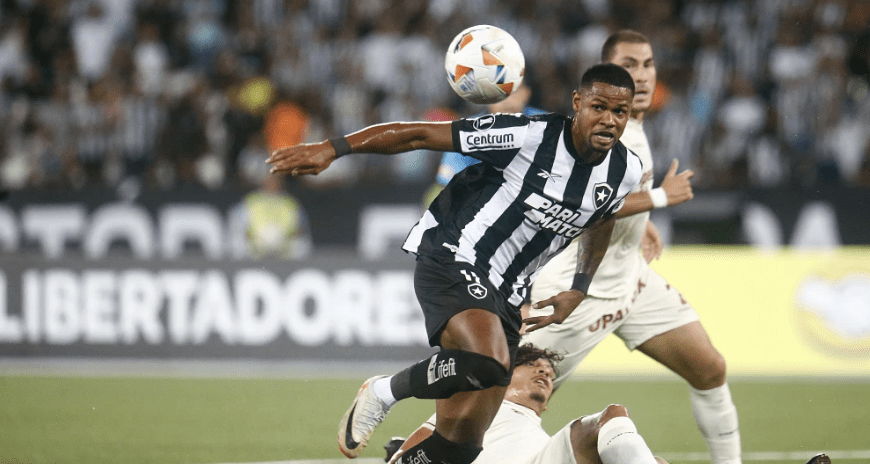 Júnior Santos na partida contra o Universitário, pela Libertadores