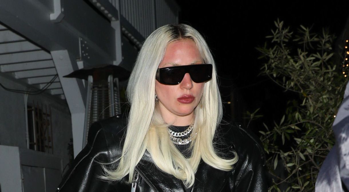 Lady Gaga no restaurante Giorgio Baldi, em Los Angeles, Califórnia, durante jantar de aniversário, no final de março de 2024; cantora tem aparecido constantemente usando figurinos escuros