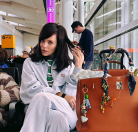 Lily Allen quer ser enterrada junto com seu celular e revela motivo "sombrio"