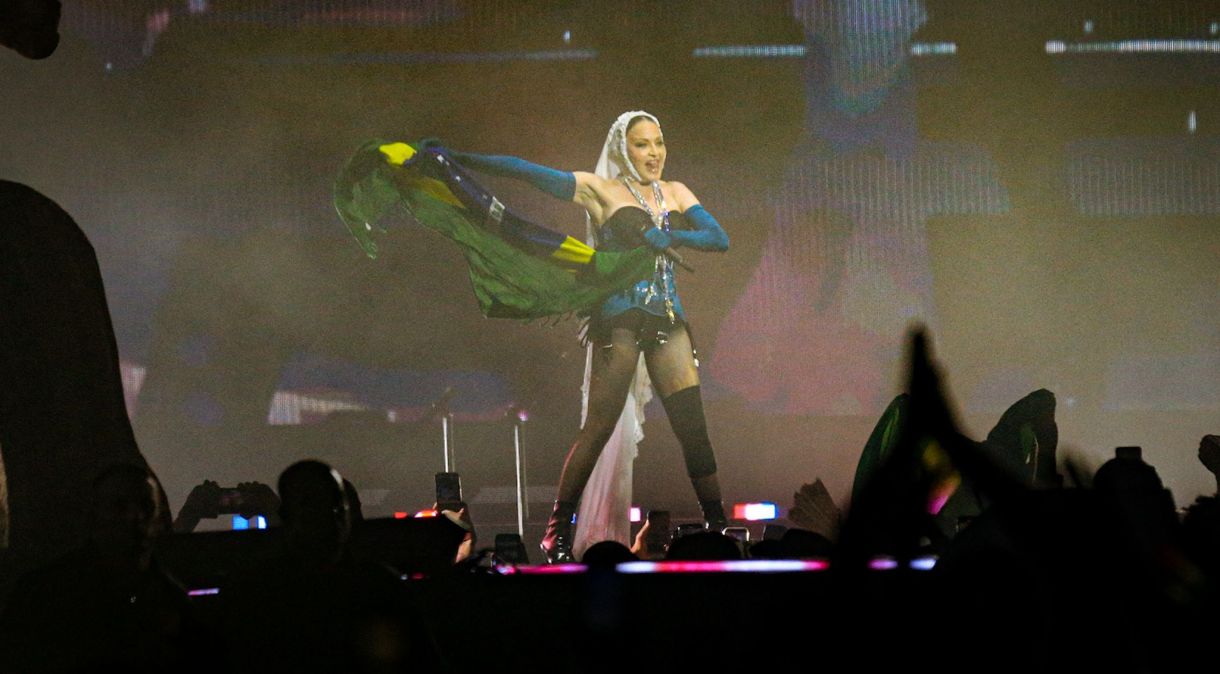 Madonna com a bandeira do Brasil no último ato do show no RJ