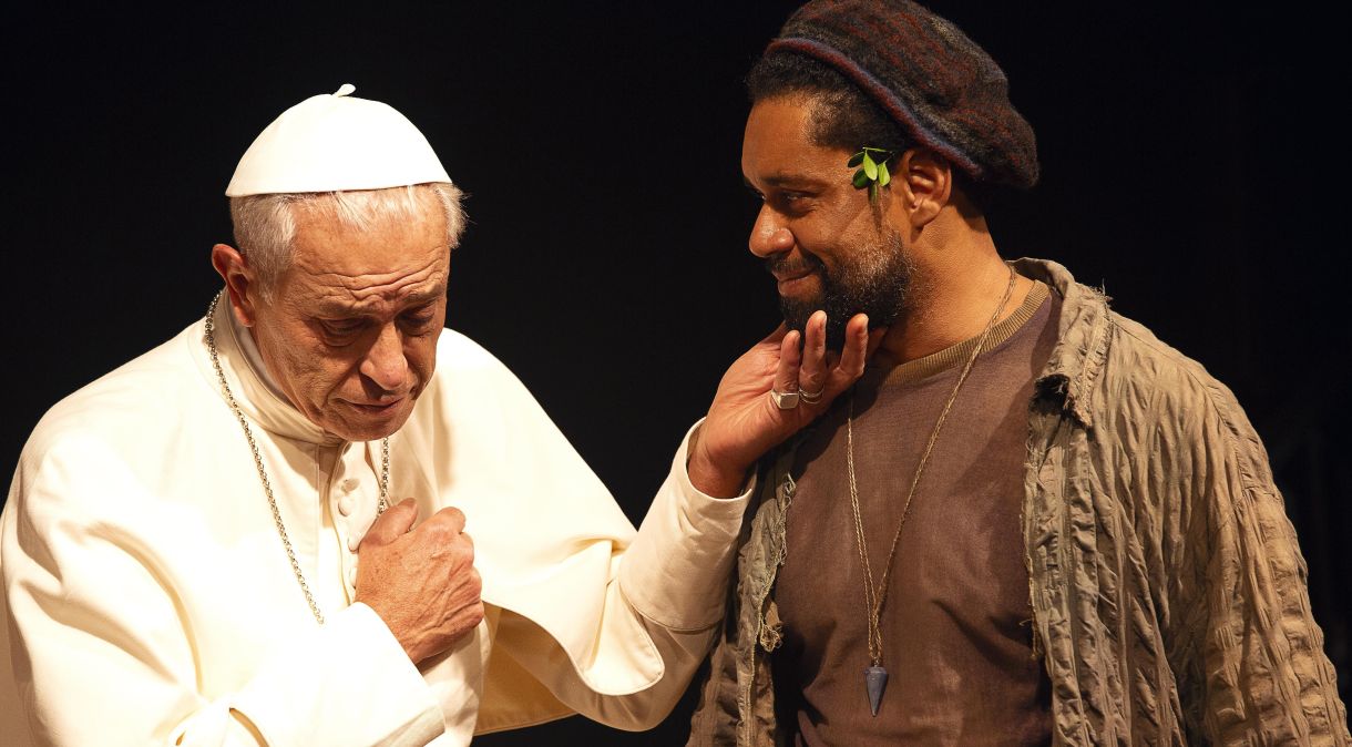 Paulo Gorgulho e César Mello no espetáculo "Entre Francisco: o santo e o Papa", com texto de Gabriel Chalita