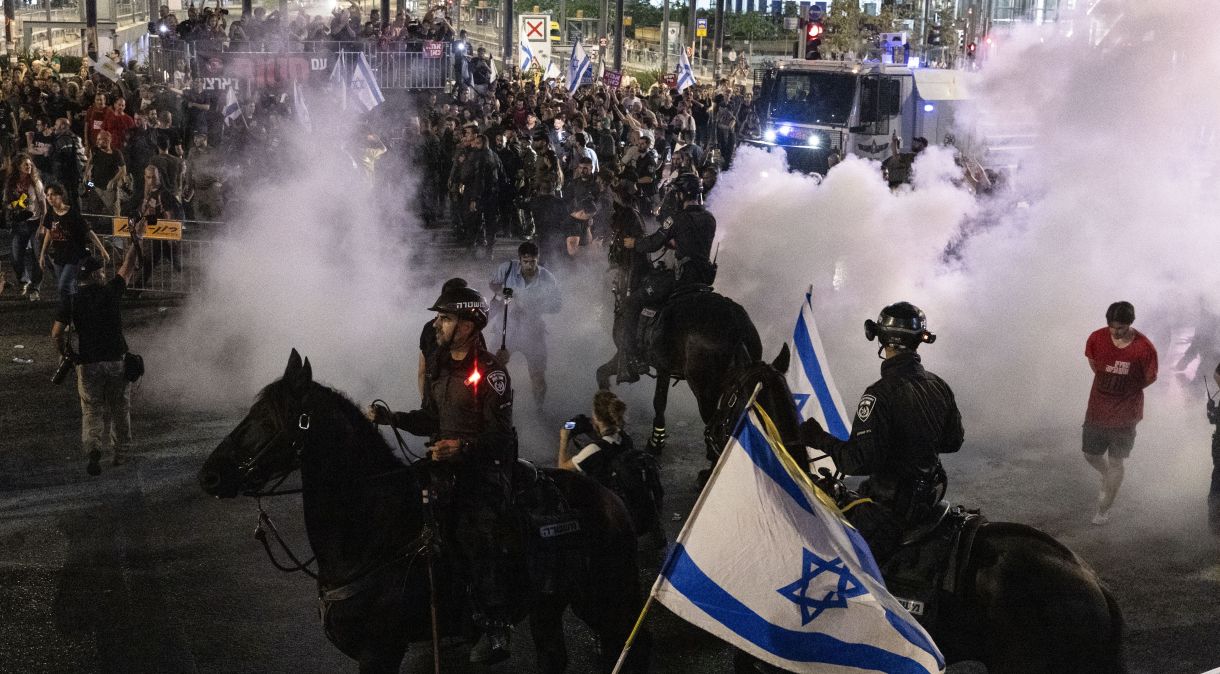 Polícia de Tel Aviv dispersa manifestantes em protesto contra Netanyahu