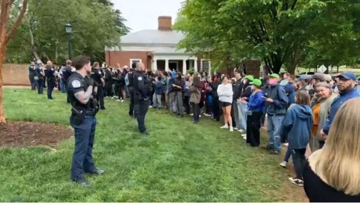 Polícia desmobiliza protesto na Universidade da Virgínia