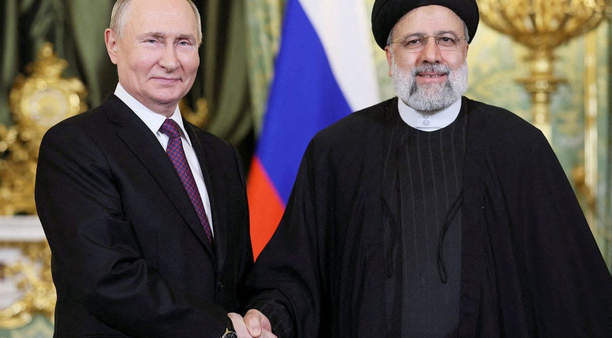 Vladimir Putin durante encontro com o presidente iraniano, Ebrahim Raisi em Moscou