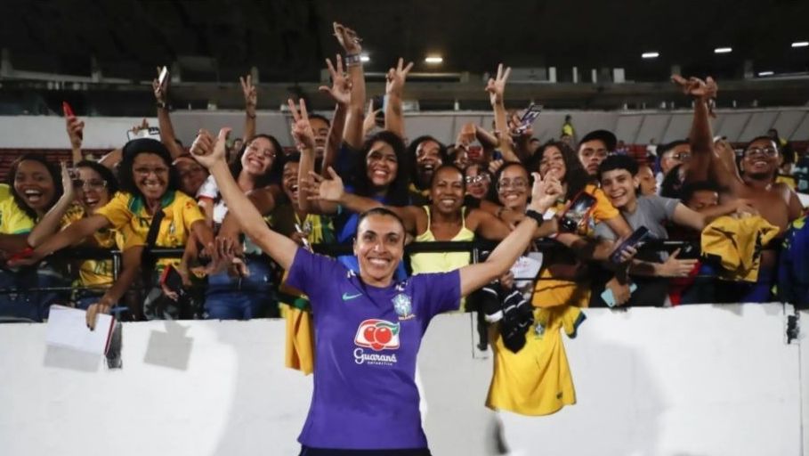 Seleção faz treino aberto em Recife e Marta é ovacionada pela torcida