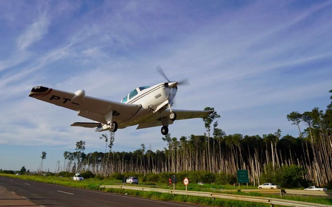 Avião com doações fez pouso improvisado em rodovia federal