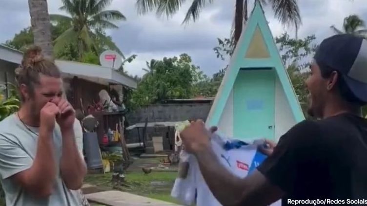 Surfista recebe presente de Neymar e se emociona