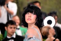 Sydney Sweeney aparece de cabelo preto no tapete vermelho do Met Gala; veja