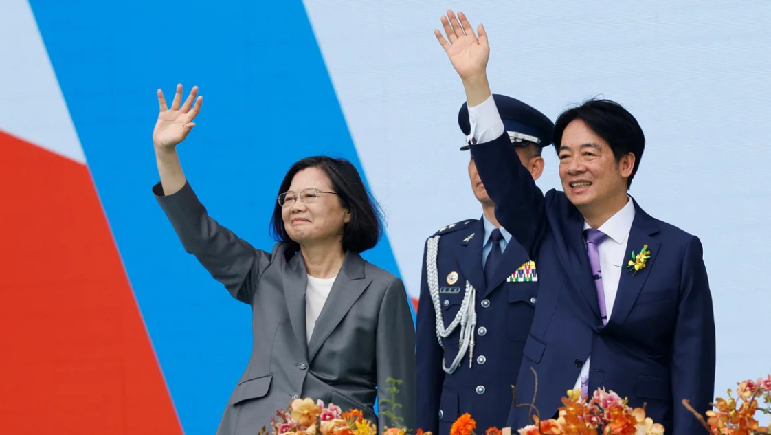 Ex-presidente Tsai Ing-wen (à esquerda) participa da posse do novo presidente de Taiwan, Lai Ching-te