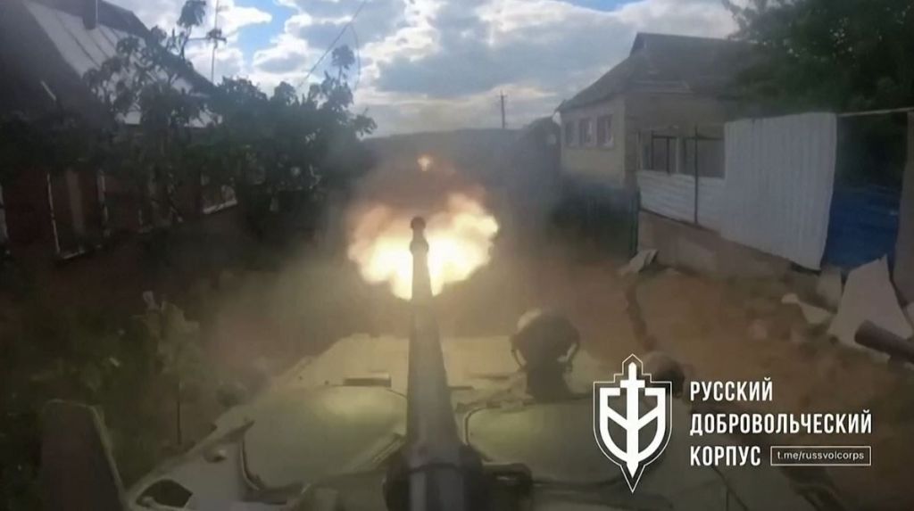 soldados anti-Kremlin atira contra russos na região de Kharkiv