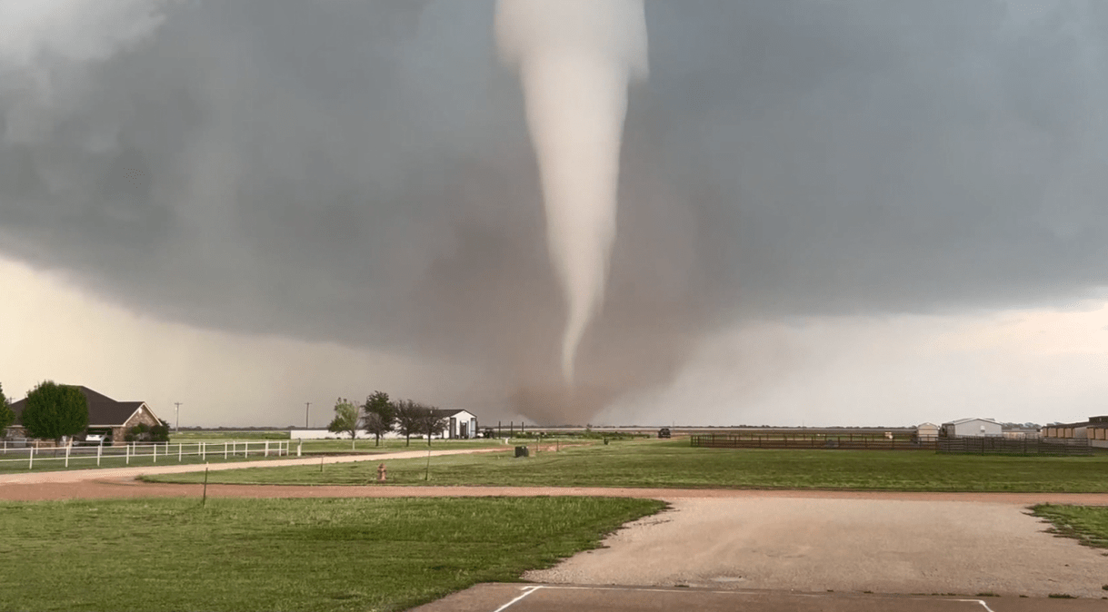 Tornado atinge Hawley, no Texas