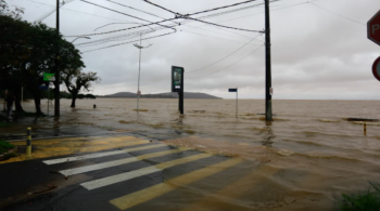 Jogadores têm dificuldade de sair de casa pelo volume de água nas ruas e avenidas de Porto Alegre