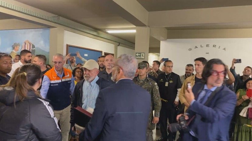 Presidente Lula e comitiva chegam a Base Aérea de Santa Maria em meio a chuvas que atingem o Rio Grande do Sul