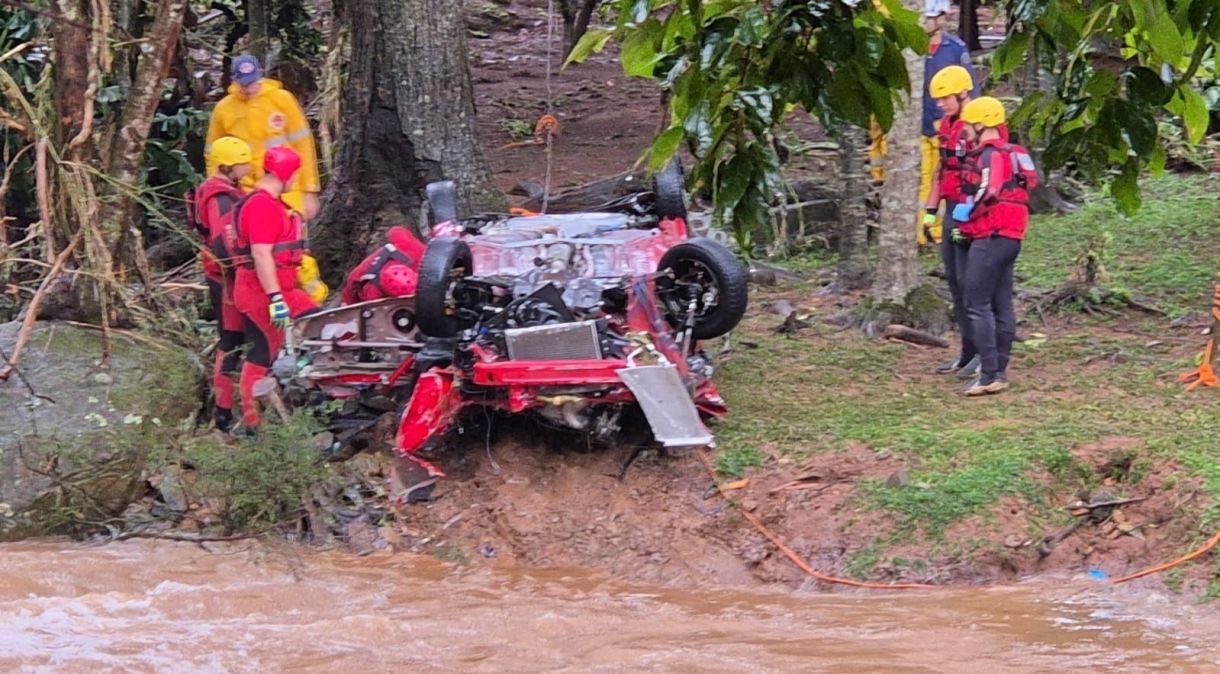 Bombeiros resgatam corpo arrastado por enxurrada em Santa Catarina