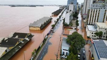 Após dias de enchentes catastróficas, moradores de Porto Alegre começam a ver queda gradual do nível do Guaíba