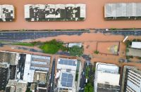 Após atingir maior cheia da história de Porto Alegre, nível do Guaíba se aproxima de 5 metros