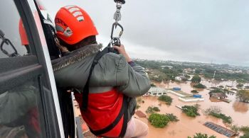 Equipes da Polícia Federal, Bombeiros e Defesa Civil trabalham para retirar moradores ilhados 