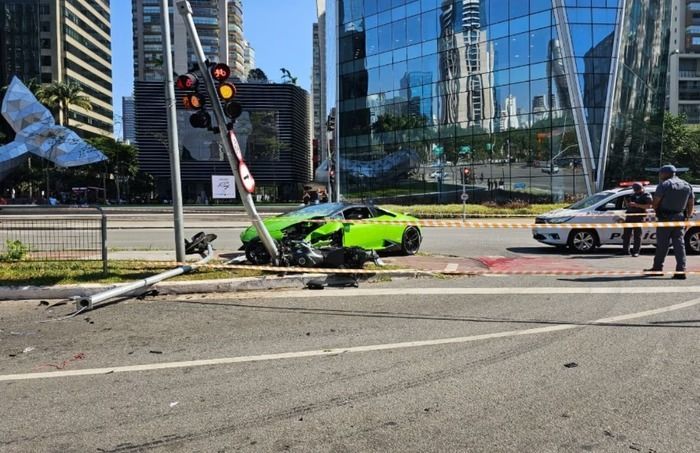 Lamborghini após a colisão contra o poste na avenida Brigadeiro Faria Lima