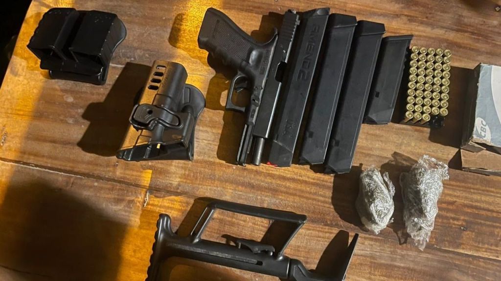 Armas apreendidas durante a operação policial