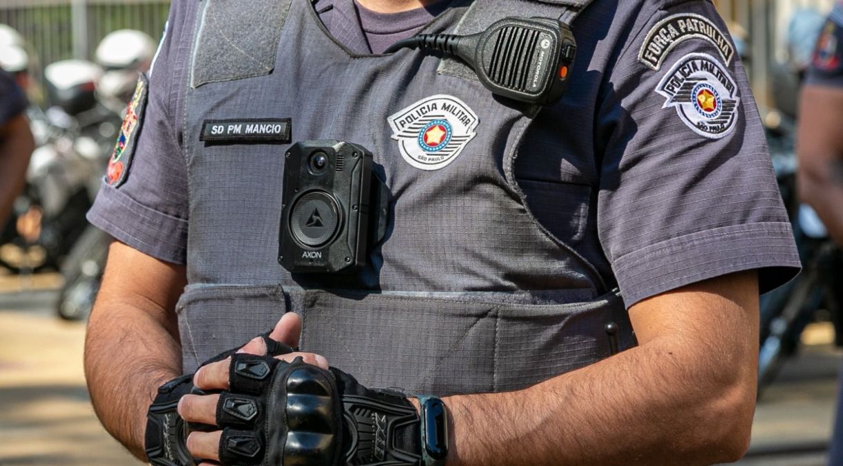 Câmera corporal em farda de policial militar de São Paulo
