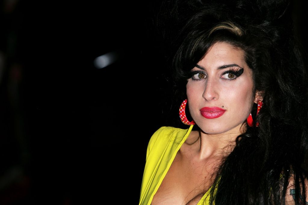 Amy Winehouse com acessórios oversized