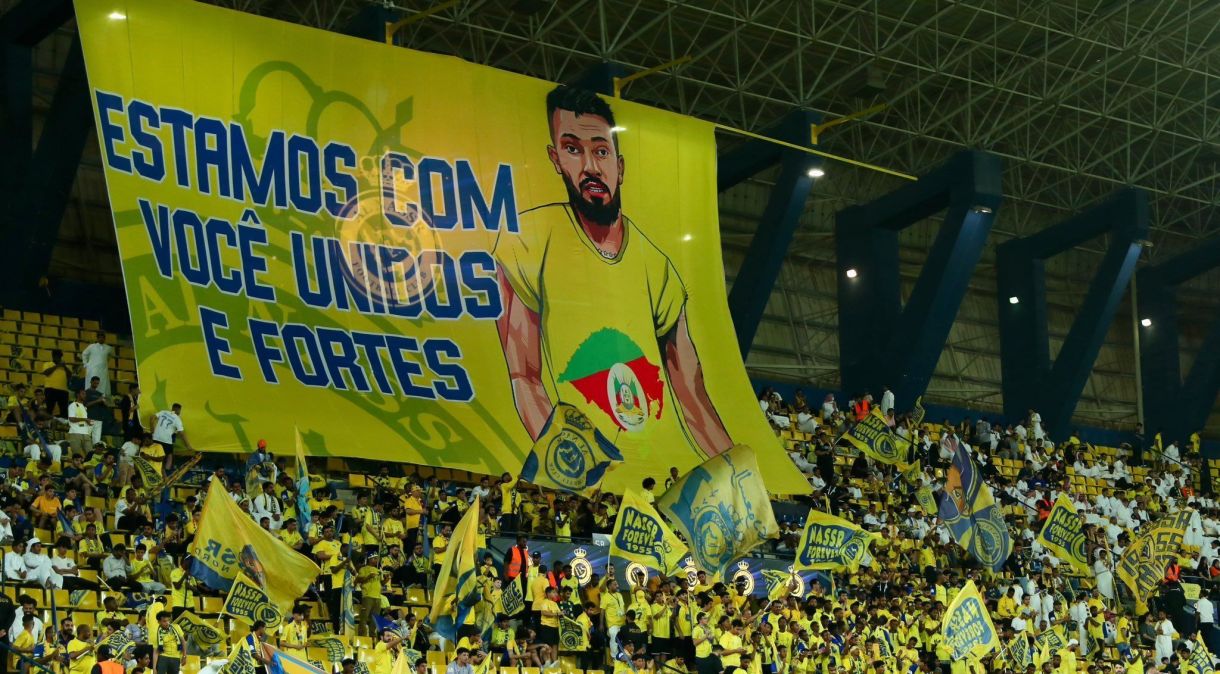 Bandeirão da torcida do Al-Nassr em apoio a Alex Telles e ao Rio Grande do Sul