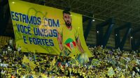 Torcida do Al-Nassr faz bandeirão com mensagem de apoio ao RS