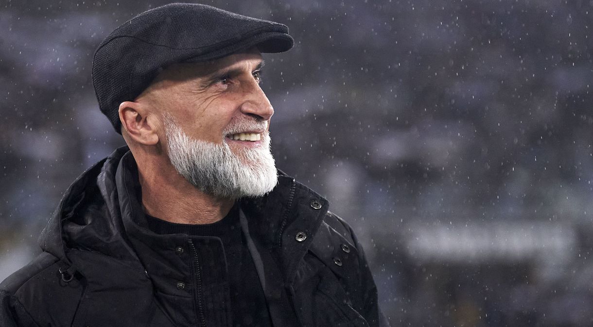 GUIMARAES, PORTUGAL - DECEMBER 09: Alvaro Pacheco, Head Coach of Vitoria Guimaraes SC looks on prior to the Liga Portugal Betclic match between Vitoria Guimaraes and Sporting CP at Estadio Dom Afonso Henriques on December 09, 2023 in Guimaraes, Portugal. (Photo by Jose Manuel Alvarez/Quality Sport Images/Getty Images)