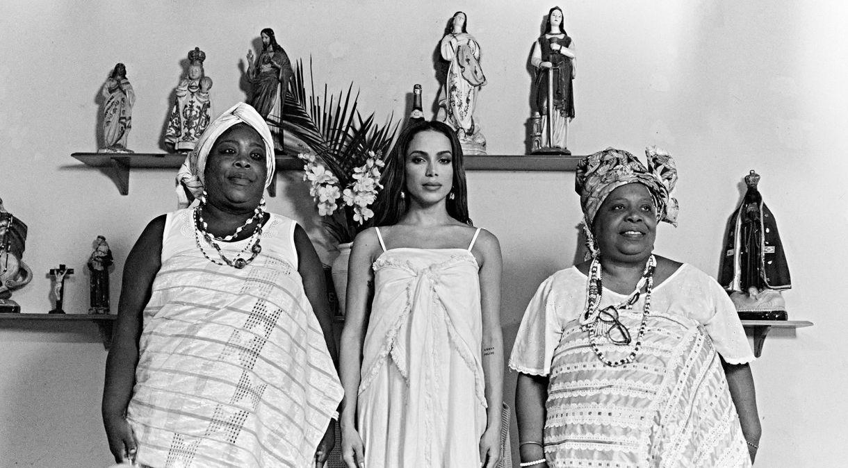 Anitta celebra sua fé no candomblé em "Aceita"